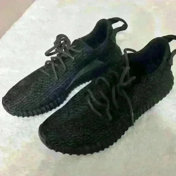 YEEZY 350 BOOST SIZE 11 MENS MAKE A GOOD OFFER!!!!!!!!!!!!! - Picture 1 of 6